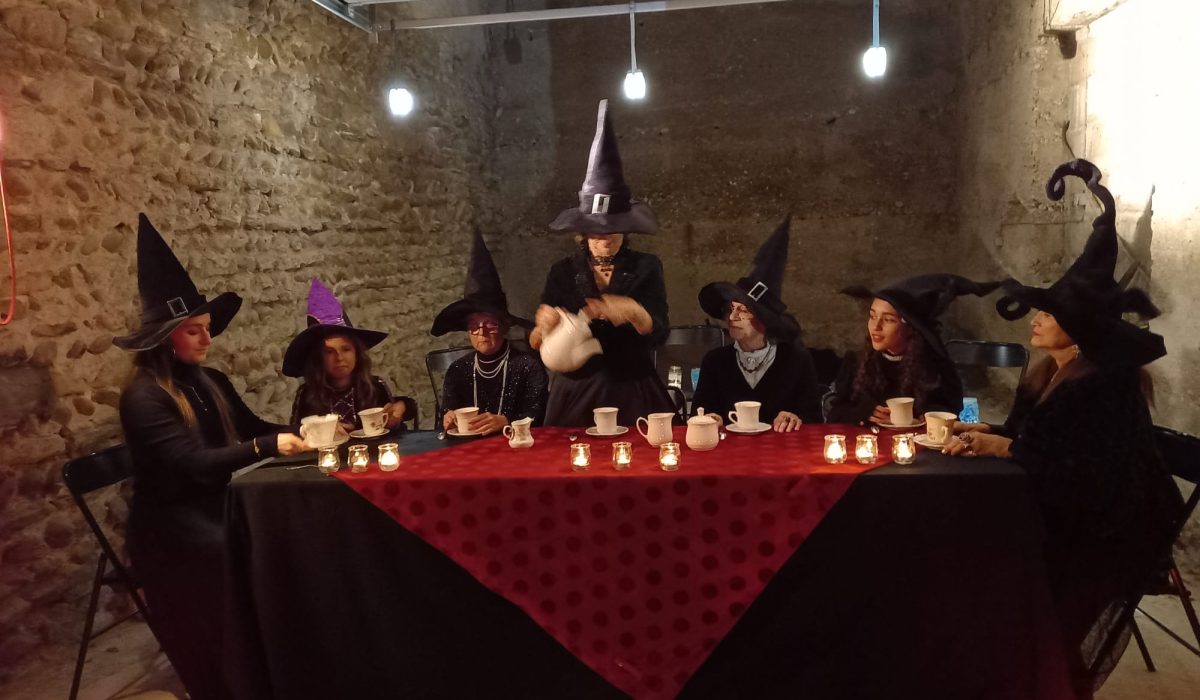 Le cup of tea des sorcières lors de la Mascarade 2023 à Communay