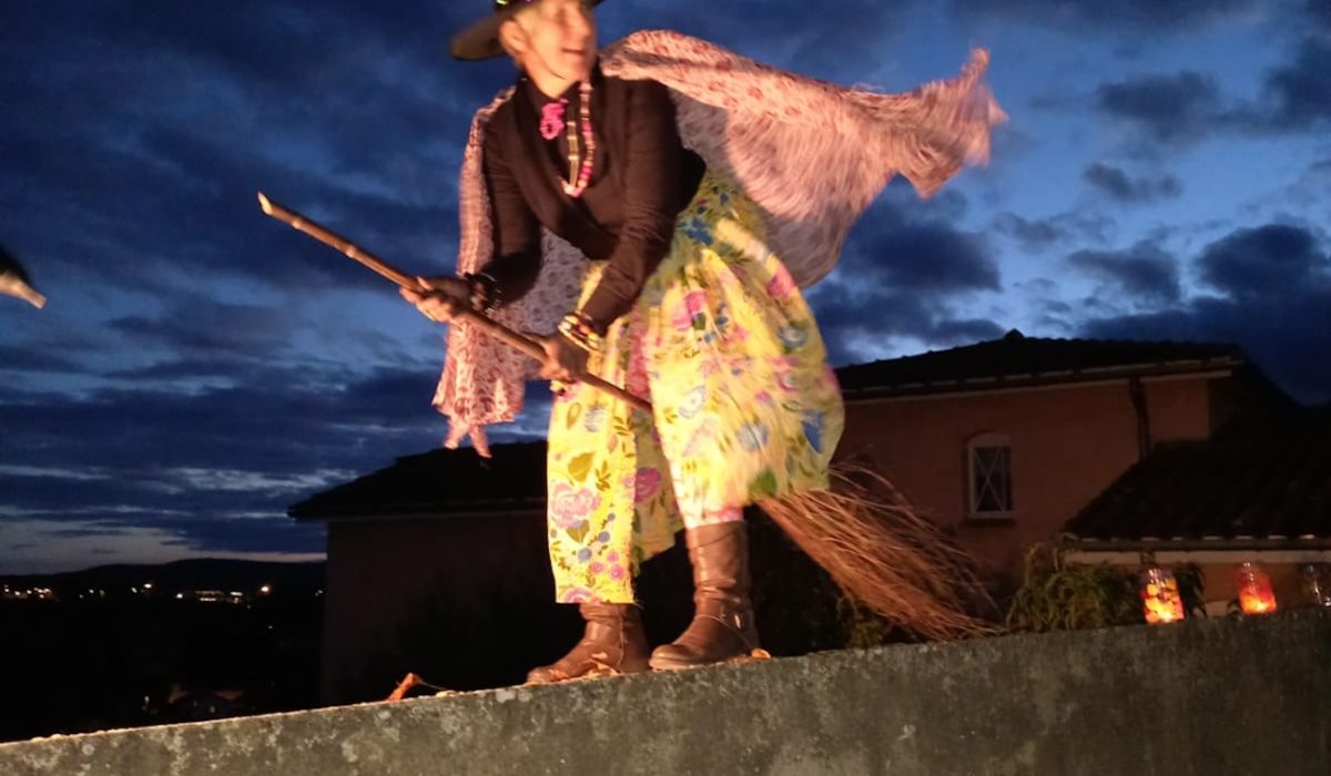 Sorcière en plein vol lors de la Mascarade 2023 à Communay